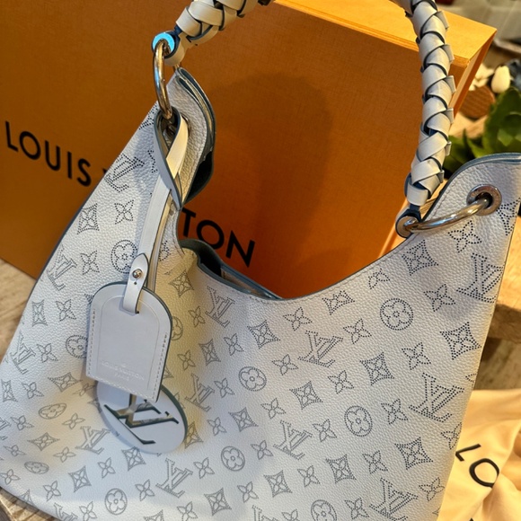 Louis Vuitton - Picture 2 of 8